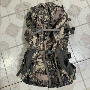 Sitka Elevated 2 2700 Mountain Hauler Camo. No rips or damage.